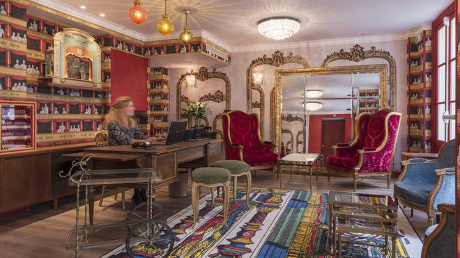Le Lobby de l’hôtel, tourné à la façon d’un intérieur parisien d’entre-deux guerres s’ouvre sur un salon où le bureau de réception et le business corner se confondent. Les meubles et les objets ont été tous chinés aux puces. L’effet intimiste et cosy se prolonge dans les parties communes qui ouvrent sur d’autres scènes. Les miroirs aux cadres dorés, comme dans le hall d’un théâtre, agrandissent l’espace.