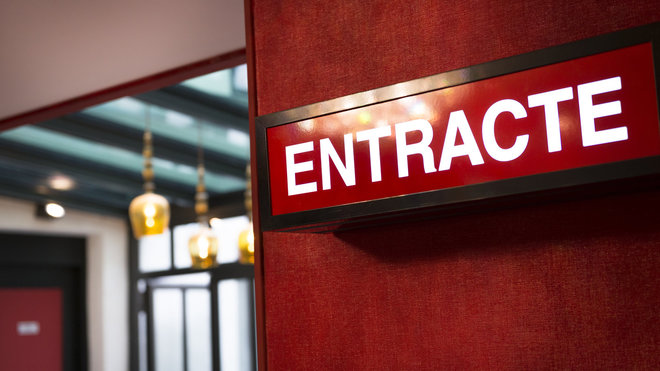 La verrière, aménagée comme un jardin d’hiver, s’anime tous les soirs dans la convivialité de l’Entracte.