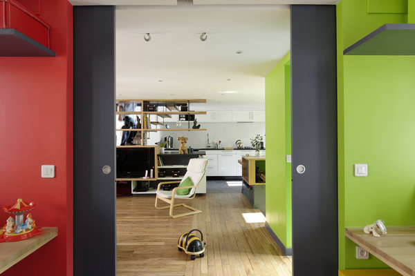 Au premier niveau, la communication s’effectue au rythme des couleurs et des portes coulissantes escamotables dans les cloisons, et tout cela sans encombrer l’espace.