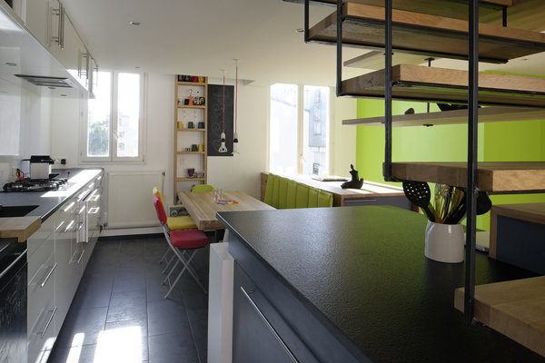 La transparence de l’escalier fait oublier sa présence physique dans la cuisine.