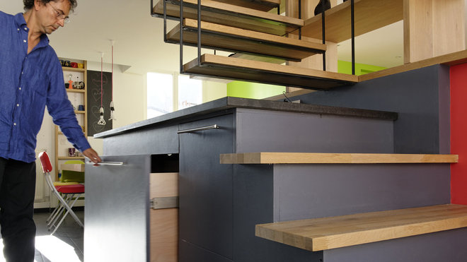 L’escalier qui permet d’accéder aux pièces des combles est parfaitement intégré à la conception de la cuisine.