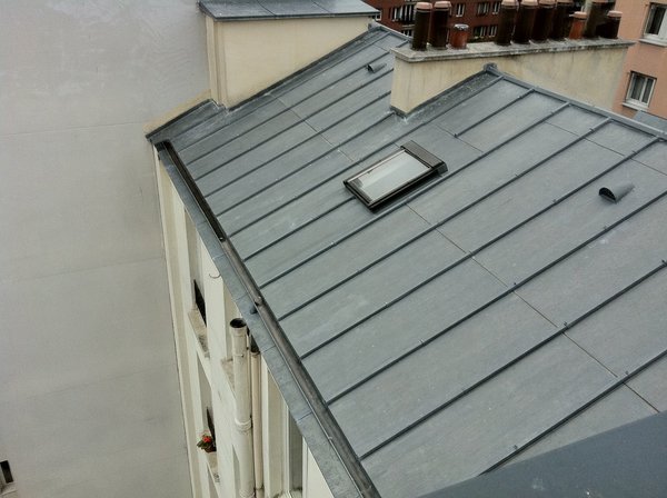 Avant travaux : l’appartement est situé, dans un immeuble du début du XXème siècle, au 5ème étage avec en plus un niveau de combles de faible hauteur. La chambre est simplement éclairée par une fenêtre de toit.
