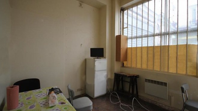 Avant les travaux : un local qui servait de vestiaire et de cuisine aux employés d’une entreprise de restauration de lustres anciens.