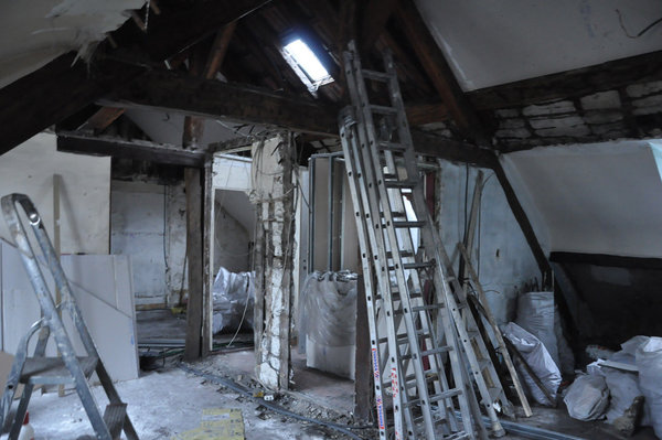 Avant : les travaux ont mis à nu l’espace et ont nécessité la suppression des cloisons existantes qui séparaient les deux anciens appartements.