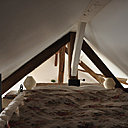 La chambre des parents est matérialisée par un lit qui occupe tout l’espace de la mezzanine.