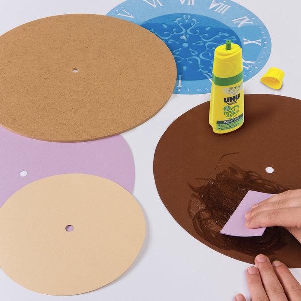 Étape 1: découpez un cercle sur chacune des feuilles colorées.