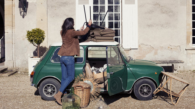Laurence du Tilly chine meubles et objets dans des brocantes de la région afin d’apporter plus d’authenticité aux appartements qu’elle propose.