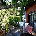La maison profite d’une terrasse ombragée en bois exotique.