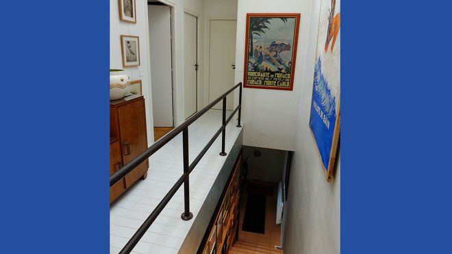 La communication s’effectue par un escalier central qui mène aux chambres.