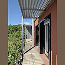 Un large balcon donne l'impression de vivre vers l'extérieur.