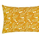 Flamboyant. Les motifs graphiques et la couleur forte font leur grand retour dans la collection. Coussin imprimé, Illow, 45 x 45 cm, 18,90 €.