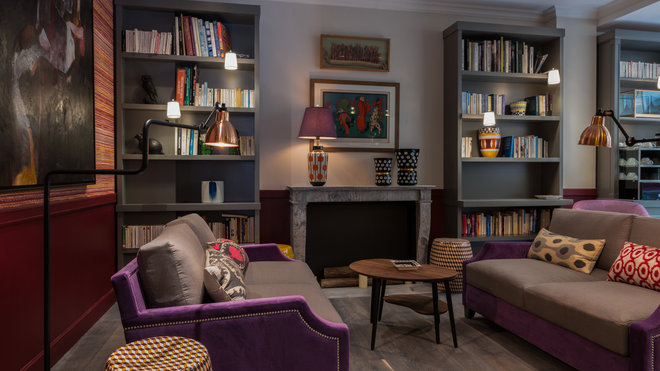 Sans cliché mais avec raffinement, le lobby est un peu le salon d’une maison de famille, avec ses objets particuliers, sa bibliothèque, sa cheminée et son éclairage tamisé.