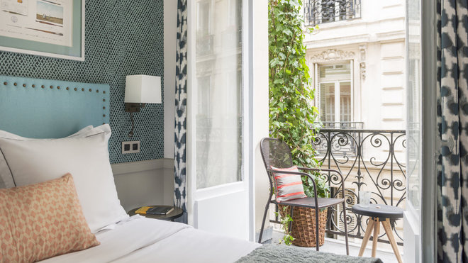Le balcon est le prolongement de la chambre qui offre aux hôtes, un petit bout d’extérieur parisien.