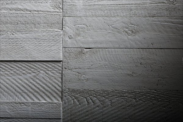 Telle une empreinte, les planches révèlent le veinage du bois et ses aspérités sous forme d’un léger relief. Collection Timber, Panbeton ®, Concrete LCDA, design Jean-Philippe Nuel.