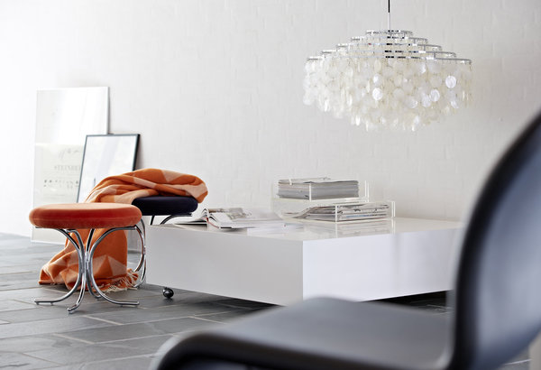 Cette suspension emblématique de l’époque seventies est caractérisée par sa légèreté, grâce à ses disques en coquillage réfléchissant et sonores. Fun, 1964, design Verner Panton.