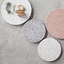 Pastel. Avec des formes douces et arrondies, la matière 100% terrazzo est  sublimée. Plateaux Trays, plusieurs formats, à partir de 32 € l’unité, Serax.