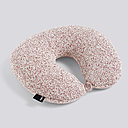 Moucheté. Pour un confort maximum, dormez sur vos deux oreilles et sans tension avec ce coussin en forme de croissant ! Sleep Well, revêtement laine, garni de billes de polystyrène, 30 x 30 cm, 45 €, Hay.