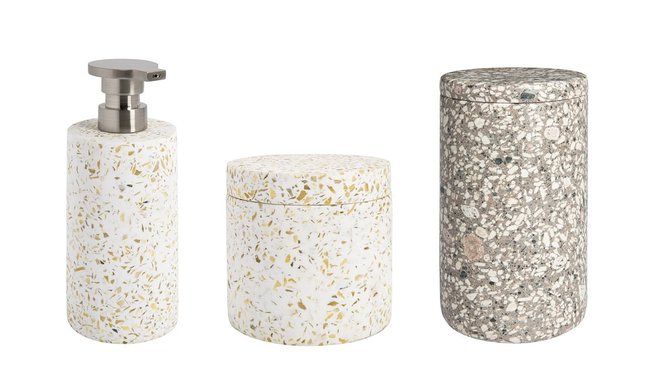 Authentiques. Idéals pour la salle de bains, ces accessoires polis s’associent parfaitement à l’univers aquatique par leur douceur et leur sensualité. Ilo,  à partir de 14,50 € l’unité, Habitat.