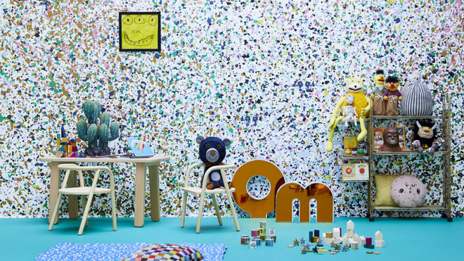 Multicolore. Il réveille une pièce trop sombre ou égaie un pan de mur. Un style pointilliste à adopter pour la rentrée ! Papier-peint, Stardust, 78 € le m² ou sur mesure et prêt à poser,  le pack de 4 lés, 80 x 280 cm, 575 €, Bien Fait.