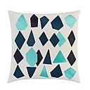 XXL. Ces motifs agrandis réinterprètent les éclats de marbre du terrazzo. Coussin Ice, 50 x 50 cm, 29 €, Habitat.