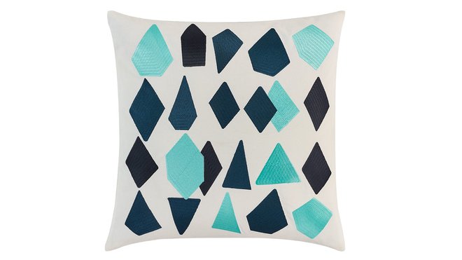 XXL. Ces motifs agrandis réinterprètent les éclats de marbre du terrazzo. Coussin Ice, 50 x 50 cm, 29 €, Habitat.