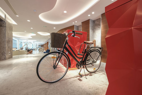 Le Renaissance Paris République mise sur le service, en mettant notamment à disposition des clients le prêt de vélos rétro pour parcourir Paris.