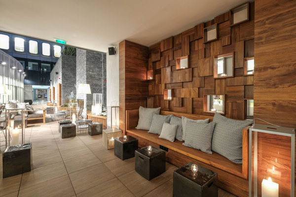 Un patio à la fois ouvert et fermé permet de profiter de l’extérieur. Les matériaux, pierre, bois exotique et céramique, sont mis en exergue.