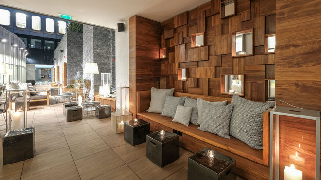 Un patio à la fois ouvert et fermé permet de profiter de l’extérieur. Les matériaux, pierre, bois exotique et céramique, sont mis en exergue. Un patio à la fois ouvert et fermé permet de profiter de l’extérieur. Les matériaux, pierre, bois exotique et céramique, sont mis en exergue.