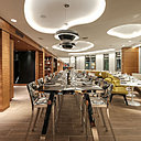 La salle des petits-déjeuners est largement ouverte et propose des recoins plus intimes.