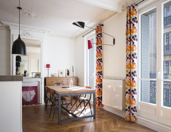 L’espace repas de la cuisine situé à côté de la zone de préparation profite de la belle exposition de la pièce à vivre très lumineuse.