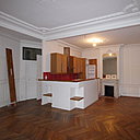 Avant les travaux : une cuisine et un îlot qui flottaient dans l’espace après un simple décloisonnement.