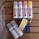 Il faudra 4 spray Edding permanent + apprêt universel + vernis satiné mat + des ciseaux + de l'adhésif de masquage.