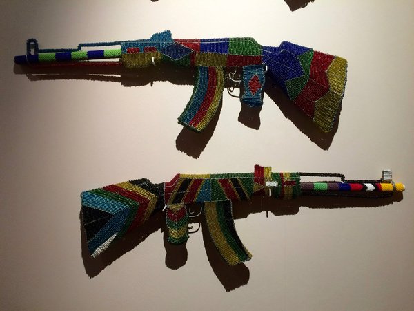Armes perlées, série Ghosts South Africa Perles fil Zimbabwe 2012-2013.jdénonce le traffic d'armes en Afrique.