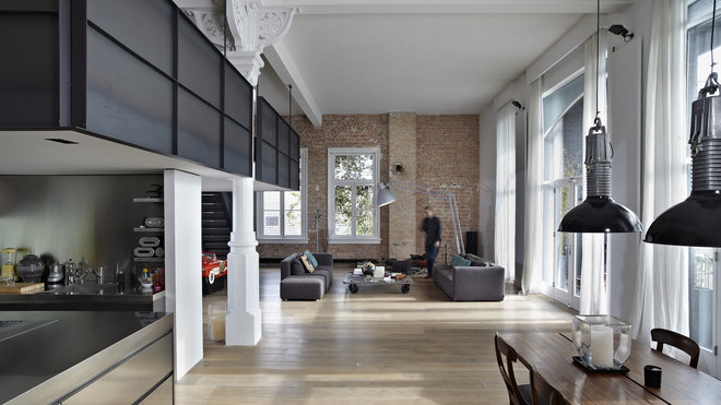 Un parquet en chêne clair recouvre tout le sol du premier niveau décloisonné.