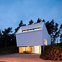 Sur la façade avant de la maison, le garage joue la carte de la transparence.