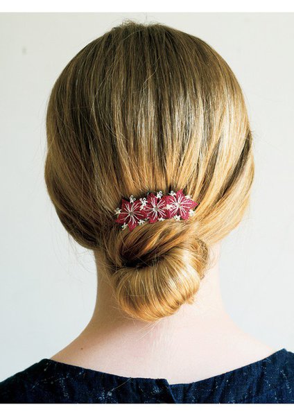 Barrette Alkanna réalisée en Igne Oya réalisée en fil polyester rose foncé et écru.