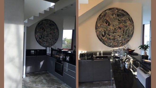 La cuisine intégrée sous l’escalier et composée de rangements bas qui laissent passer la lumière et dessinent un espace parfaitement traversant.