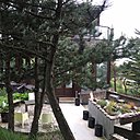 La maison originale s’élève dans un jardin paysagé d’environ 1 700 m².