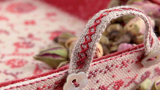 Le mini plateau pratique et décoratif peut aussi servir de vide-poches, est doublé de feutrine rouge.