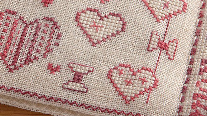 Le carnet de la brodeuse mesure 8,5 cm x 8,5 cm, pourvue de pages en lin et feutrine.