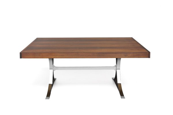 Table de salle à manger Sylvie, comme l’enfilade du même nom, elle sera présentée au Salon des Arts Ménagers de 1961. En palissandre, laiton brossé et chromé (H 74 x L 185 (300 ouverte) x P 95 cm). Edition Georges Charron, 1961.