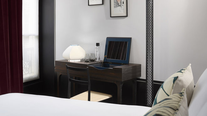 Un bureau-coiffeuse et un luminaire tubulaire en métal perforé, créations de Sarah Lavoine, pour évoquer une certaine modernité intemporelle.