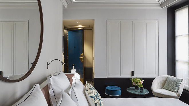 La salle de bains est occultée par des portes qui forment comme un faux placard conservant le secret et l’intimité de l’espace.