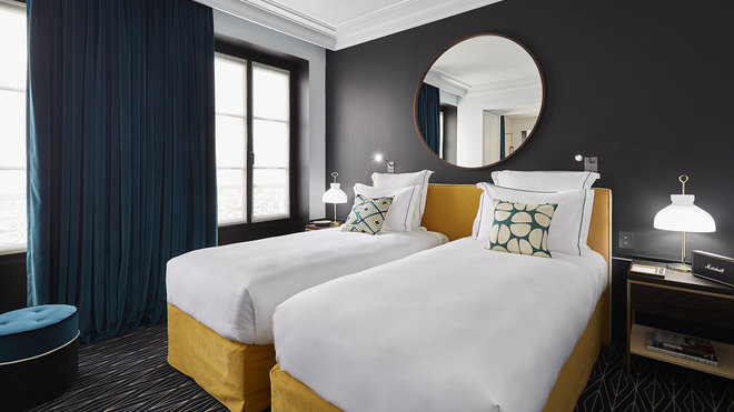 On retrouve le « bleu Sarah », imaginé lors d’un voyage entre Jaïpur et Delhi et inspiré des couleurs des saris des femmes hindoues. Il est ici associé à un jaune puissant.