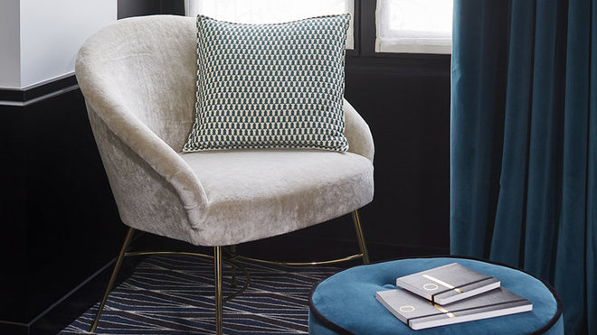 Harmonie en bleu avec le « bleu Sarah » et une nuance plus foncée dite « Minuit ». Les aspects textiles velours dominent dans le choix des rideaux, du revêtement du fauteuil et du pouf (création Sarah Lavoine) pour offrir une impression de confort très douillet.