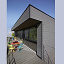 Les cornière métalliques ajoutent au côté rectiligne de cette façade contemporaine.