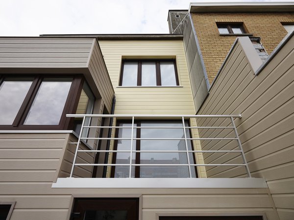 Alliance de 2 teintes de bardage pour renforcer l'effet graphique de la façade.