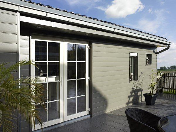 Style résolument contemporain avec ce bardage extérieur d'un élégant coloris mastic.