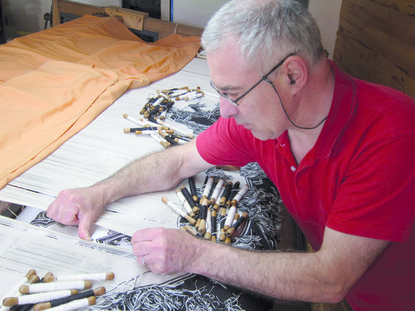 Patrick Guillot, dans son atelier, tisse Peau de licorne, de Nicolas Buffe. Aubusson, 2011.