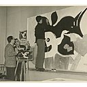 Mise au point du carton de la tapisserie L’Oiseau de Georges Braque sous la direction de Pierre Baudouin (au centre), à l’ENAD d’Aubusson vers 1962.